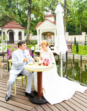 Damat ve gelin bir arada. Düğün çifti.