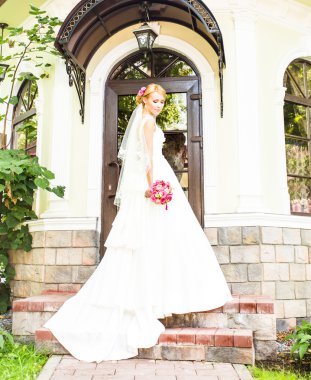 Gelinlerin elinde güzel bir buket.