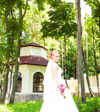 Gelinlerin elinde güzel bir buket.