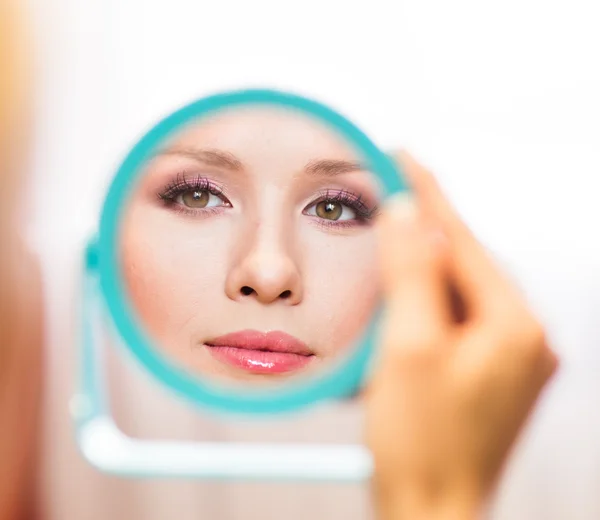 Reflexion der Frau im Spiegel — Stockfoto