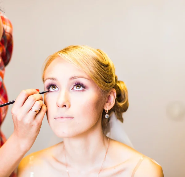 Maquillador preparando novia antes de la boda en una mañana — Foto de Stock