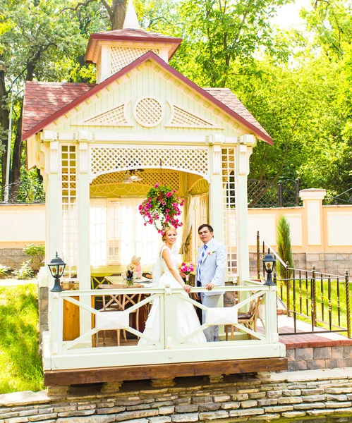 O noivo e a noiva juntos. Casamento casal. — Fotografia de Stock