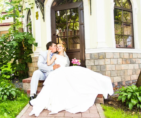 Bruidegom en bruid samen. Bruidspaar. — Stockfoto