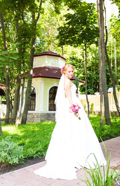 Vackra brud flicka i brudklänning med blombukett, utomhus porträtt — Stockfoto