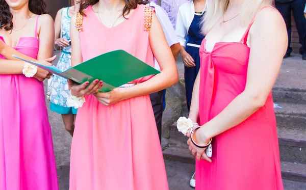 Joven mujer de negocios con una carpeta —  Fotos de Stock