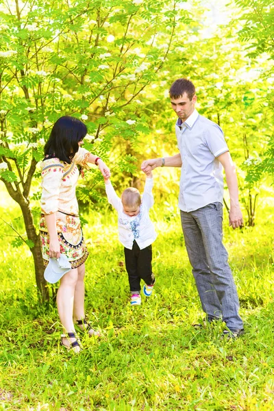 Família feliz em um parque — Fotografia de Stock