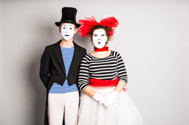 Sokak sanatçıları, iki pandomimci adam ve kadın Nisan 'da