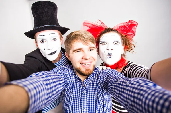 Engraçado casal de mimes tirar uma foto selfie, April Fools Day conceito — Fotografia de Stock