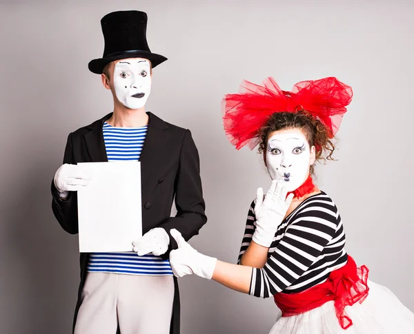 Deux mimes avec un signe pour la publicité, Avril Fools Day concept — Photo