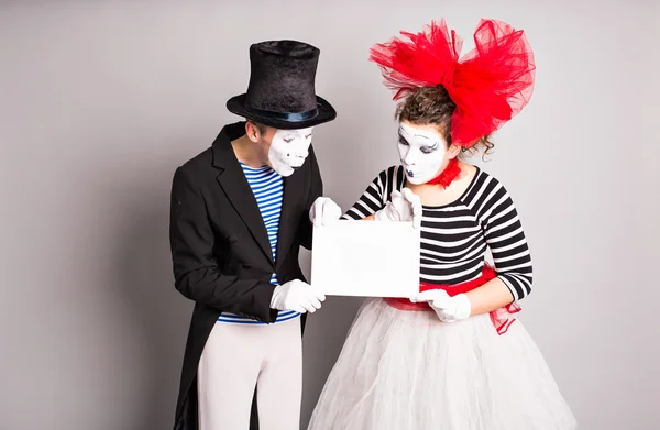 Deux mimes avec un signe pour la publicité, Avril Fools Day concept — Photo