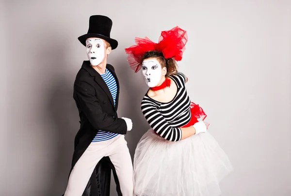 Artistes de rue performer, Deux mimes homme et femme en avril folies jour — Photo