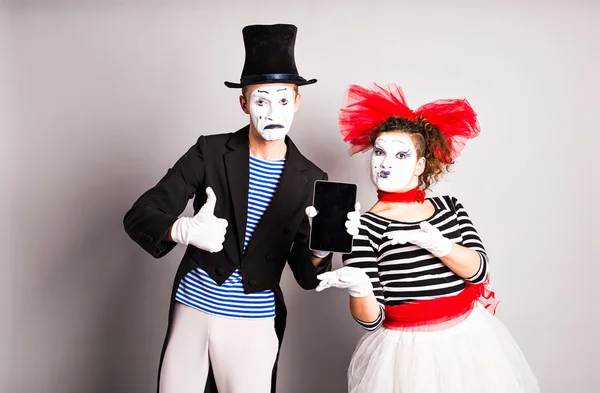 Deux mimes utilisation de la tablette et pouce vers le haut, Avril Fools Day concept — Photo