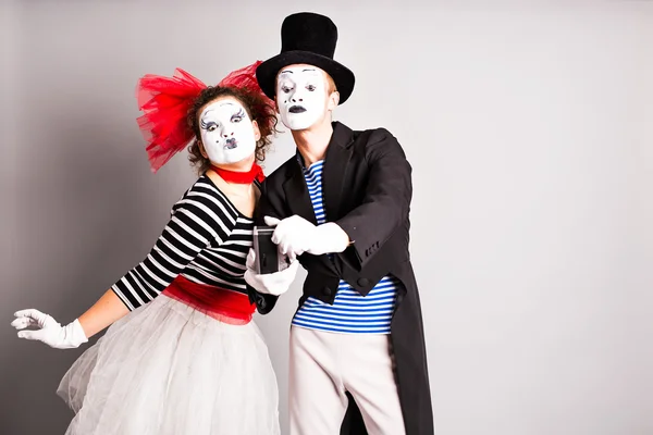 Lustiges Pantomimenpaar macht ein Selfie-Foto, Aprilscherz — Stockfoto