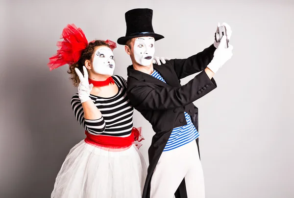 Engraçado casal de mimes tirar uma foto selfie, April Fools Day — Fotografia de Stock