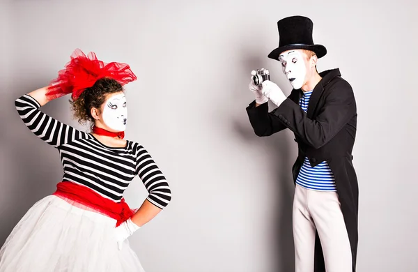 Drôle de couple de mimes prenant une photo, Avril Journée des imbéciles — Photo