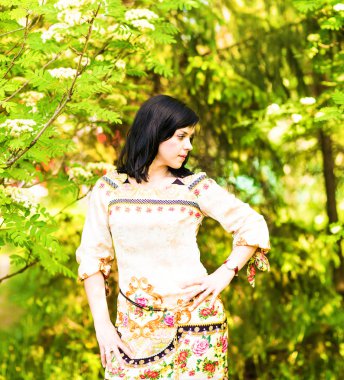 Bahar ya da yaz bir parkta duran güzel kadın