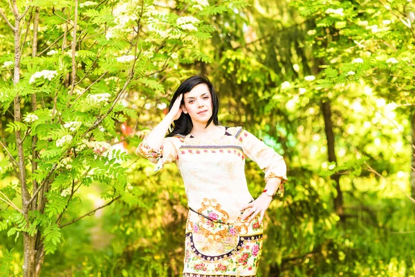 Mooie vrouw in een park in de lente of zomer — Stockfoto