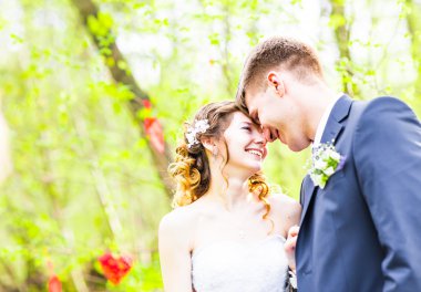 Gelin ve Damat Düğün günü açık üzerinde romantik bir an olması