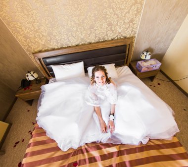 Komik güzel gelin yatak odasında