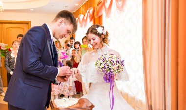 Bugün ve her gün, eller bir düğün heteroseksüel çift evlen benimle. damat eşi parmağında bir yüzük koymak.