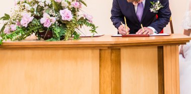 düğün töreninde. Düğün çifti imzalarını bırakarak