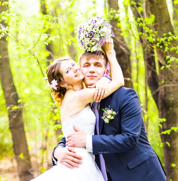 Novia y novio teniendo un momento romántico en su boda al aire libre —  Fotos de Stock