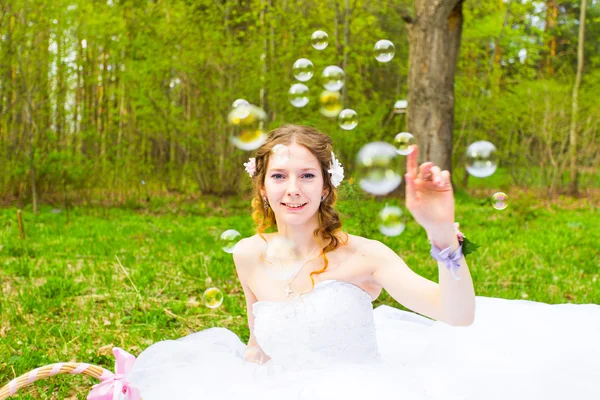 Mariée jouer avec savon-bulle et sourire de joie — Photo