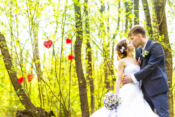 Bruden och brudgummen med en romantisk stund på deras bröllopsdag utomhus — Stockfoto