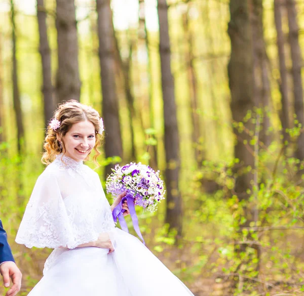 Красива наречена з букетом квітів зовні — стокове фото