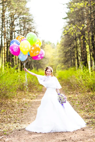 Mariée avec ballons en plein air — Photo