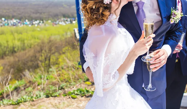 Жених и невеста с бокалами шампанского в день свадьбы — стоковое фото