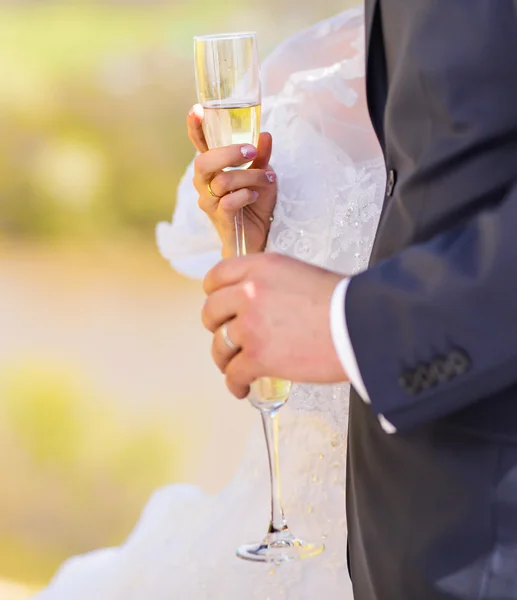 Novia y novio con copas de champán en el día de la boda — Foto de Stock