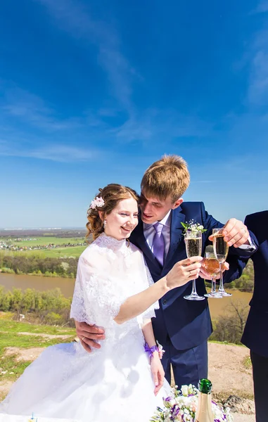 Menyasszony és a vőlegény az esküvő napján pezsgős pohár — Stock Fotó
