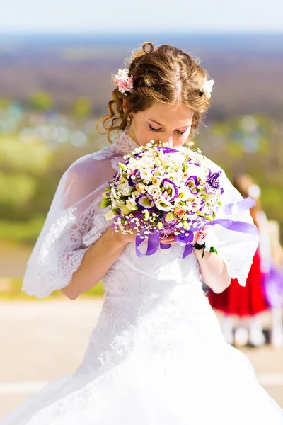 Belo buquê de casamento em mãos da noiva — Fotografia de Stock