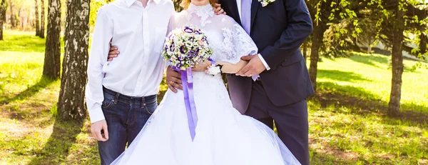 Invitados de boda con novia y novio — Foto de Stock