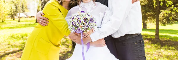 Noiva com sua mãe e pai — Fotografia de Stock