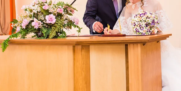 Trauung. Hochzeitspaar hinterlässt seine Unterschrift — Stockfoto