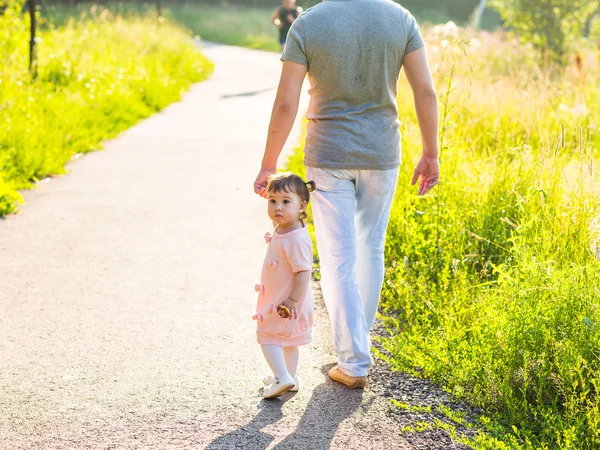Bebe Nina Caminando En Un Parque De Verano Con Su Padre Papa Mama Stock Photo