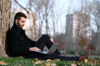 Casual genç adam portresi