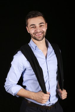 Casual genç adam model poz