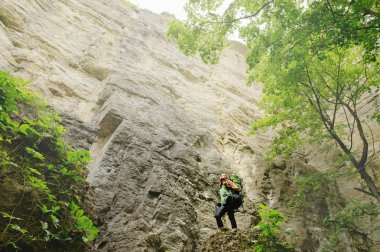 Kız turist Dağı'na gidecek bir sırt çantası ile