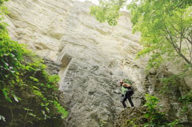 Kız turist Dağı'na gidecek bir sırt çantası ile