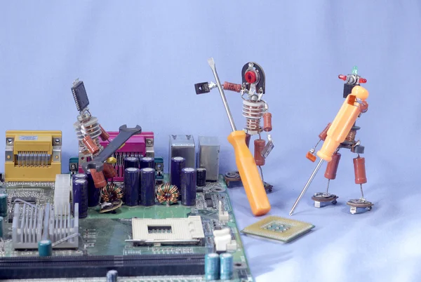 Marionnettes hommes occupés réparation informatique — Photo