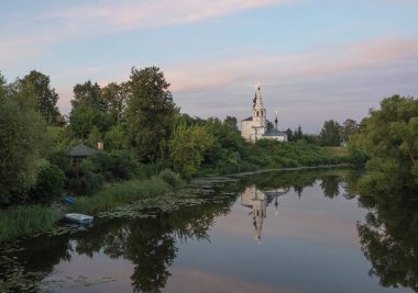 Nehir kenarındaki kilise suya yansıyor.