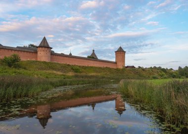 Suzdal. Spaso-Evfimiev Manastırı. Sudaki yansıma