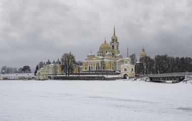 Seliger Gölü. Nilova Pustyn Manastırı 'nın kış manzarası.