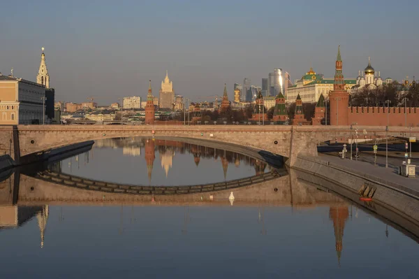 View Moscow Kremlin River Stone Bridge Early Morning Reflection Smooth — Stock Photo, Image