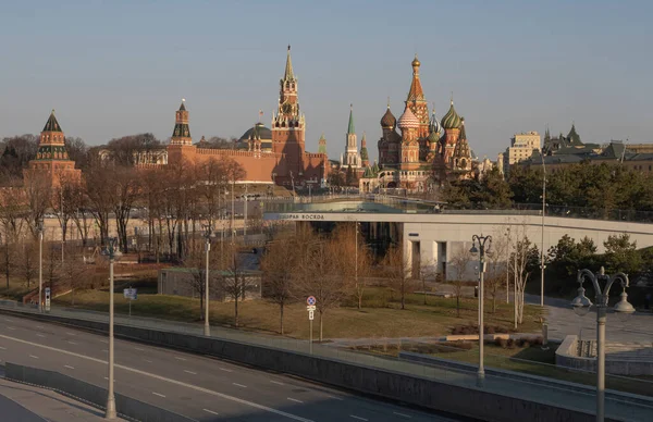 View Moscow Kremlin Bridge Early Morning Basil Cathedral Chimes Road — Stock Photo, Image