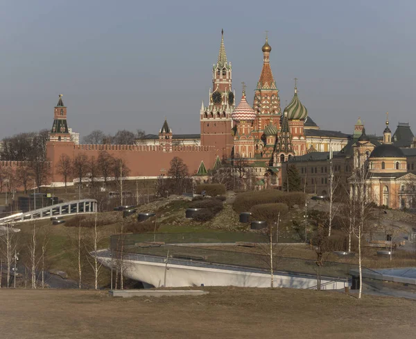 View Moscow Kremlin Zaryadye Park Early Morning Basil Cathedral Tower — Stock Photo, Image