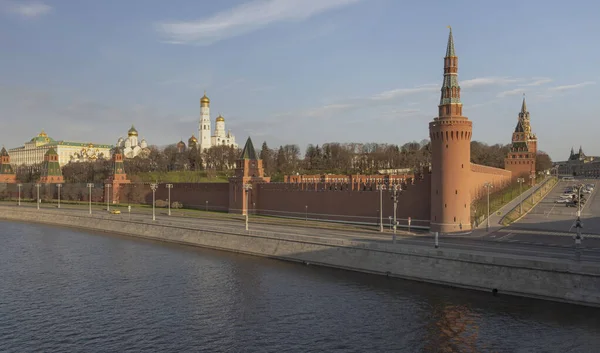 View Bridge Moscow Kremlin Red Brick Wall Towers Road River — Stock Photo, Image
